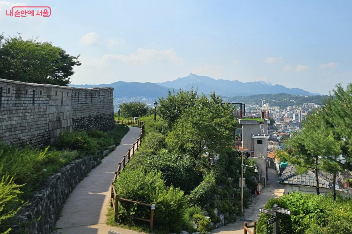 낙산공원에서 한눈에 바라보는 북한산과 삼선동 일대 ©최정윤