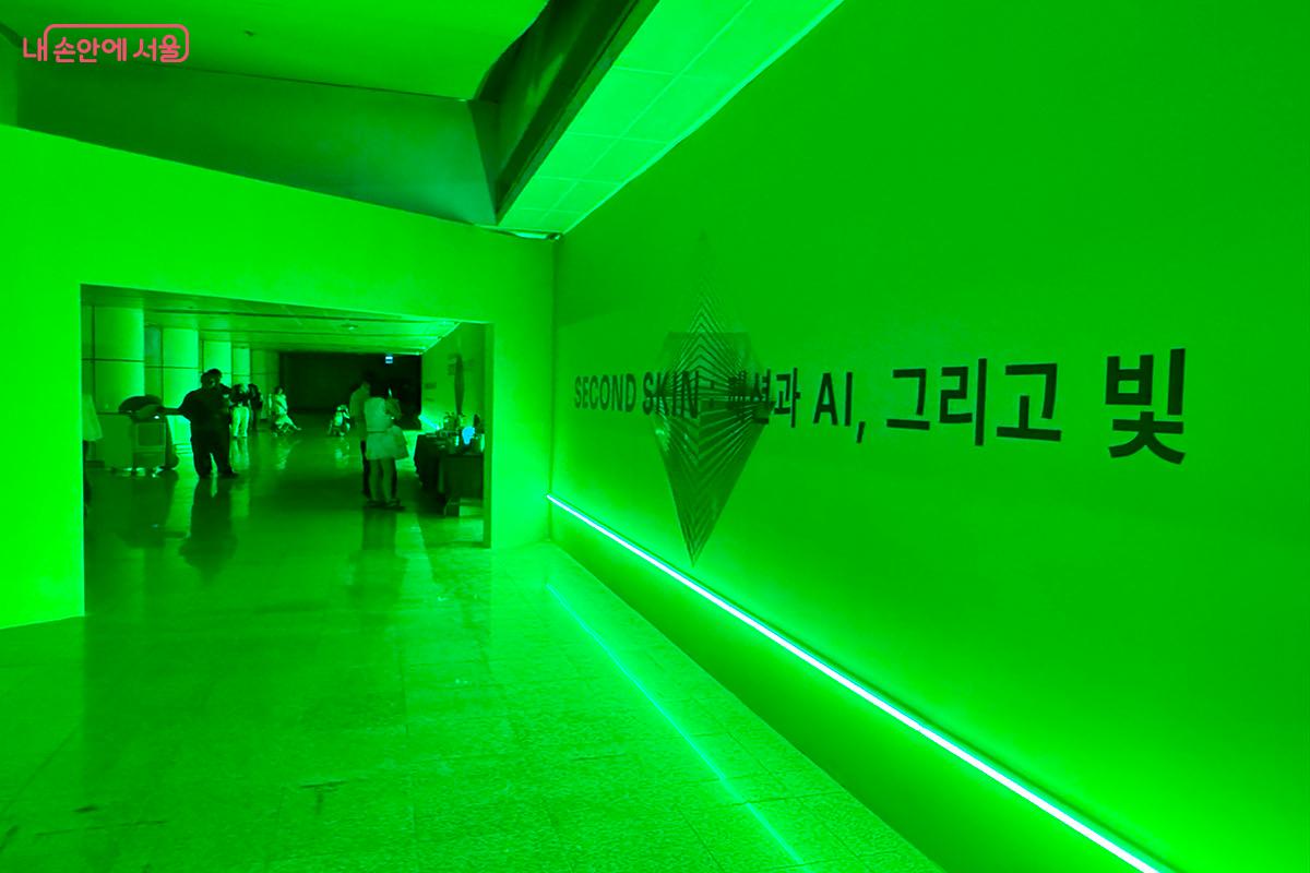 전시 공간을 형광 녹색으로 물들여 관객의 시선을 사로잡는다. &copy;김미정