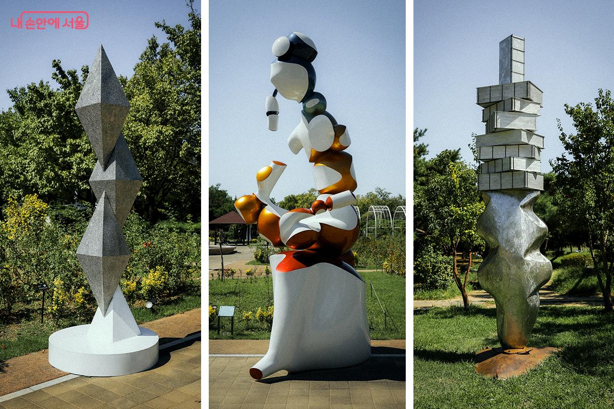 왼쪽부터 주하 작가의 <미러 # U>, 안경진 작가의 <사유의 자리>, 엄혁용 작가의 <‘책’ 피어오르다> ©김아름