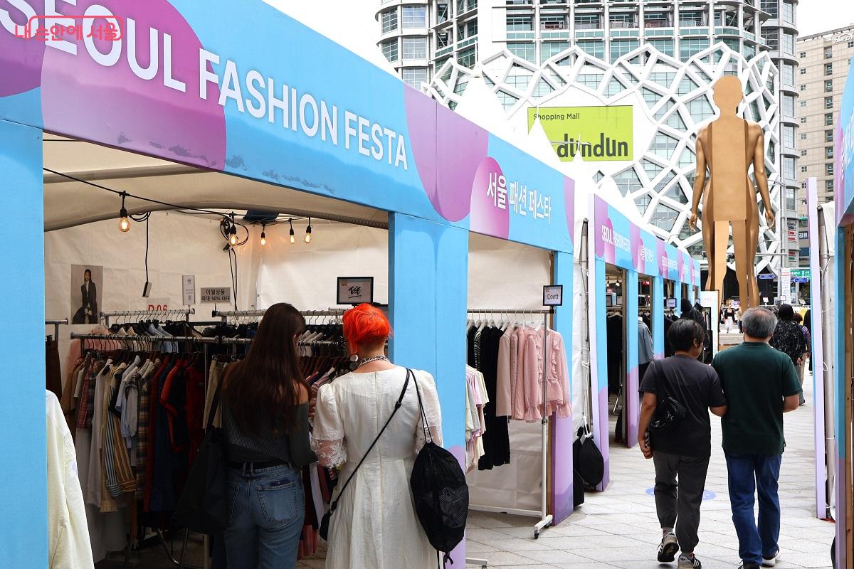이번 페스타에는 동대문 기반 브랜드 50개사와 디자이너 브랜드 50개사, 총 100개 K-패션 브랜드가 소비자와 직접 만나는 첫 공식 무대였다. ©이봉덕