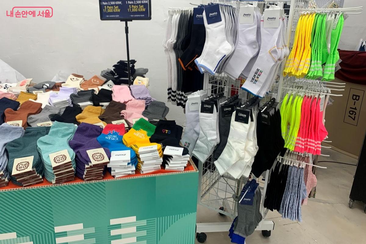 '바이 서울 팝업스토어'에서는 지역의 소공인이 만든 다양한 패션 제품이 판매됐다. ©김장호