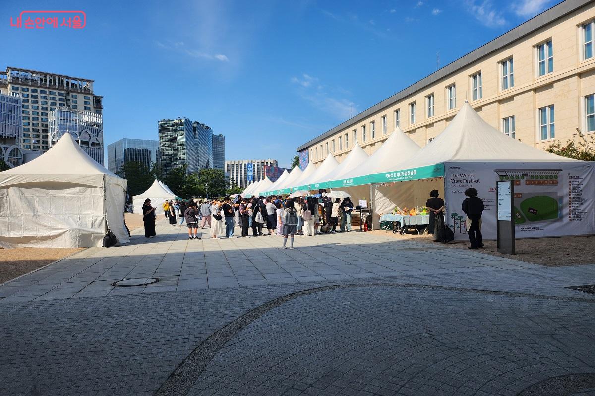 이른 오전부터 현장 접수를 하기 위해 줄 선 시민들 ©이소현