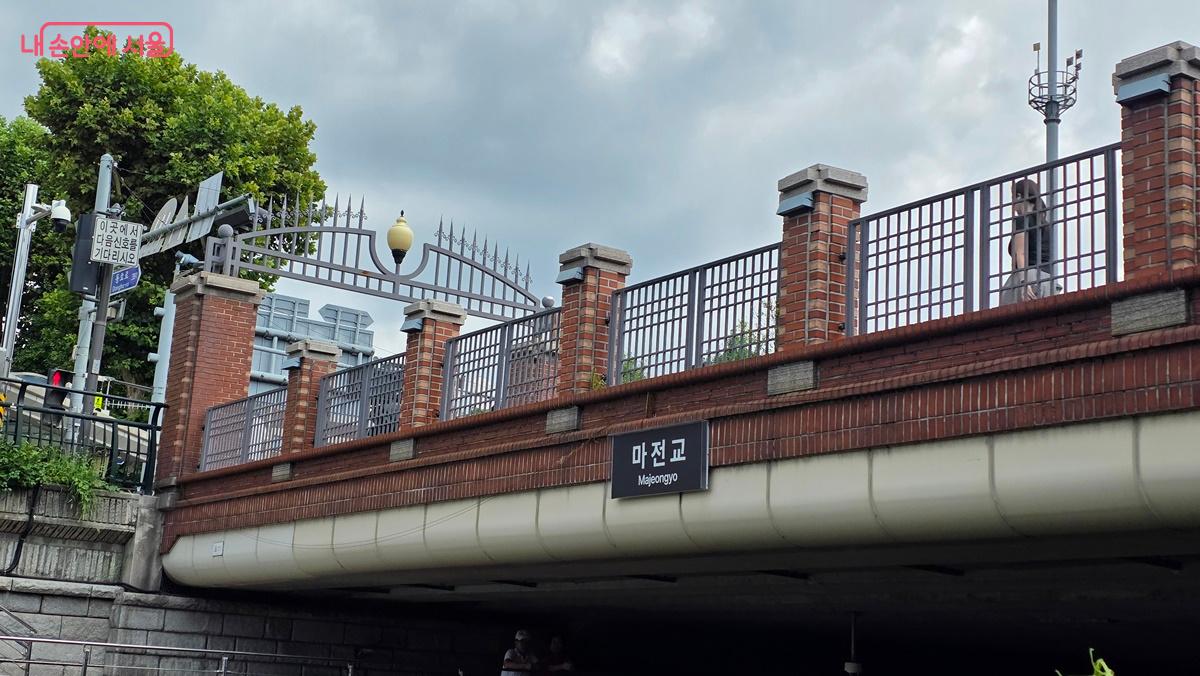 동서남북 인도 진입부에 큰 적벽돌 기둥과 철제 전통문살 구조물을 설치한 마전교 ©최용수