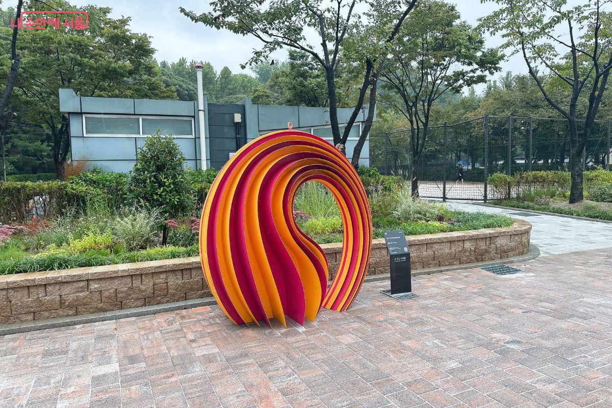 1층 외부에는 다양한 조형물과 조경이 꾸며져 있다. ©김재형