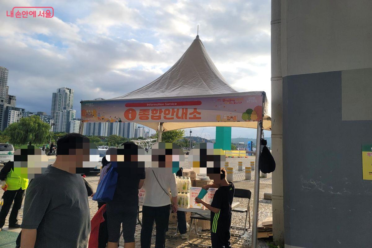 축제장에 설치되어있는 종합안내소 모습이다.ⓒ이동영