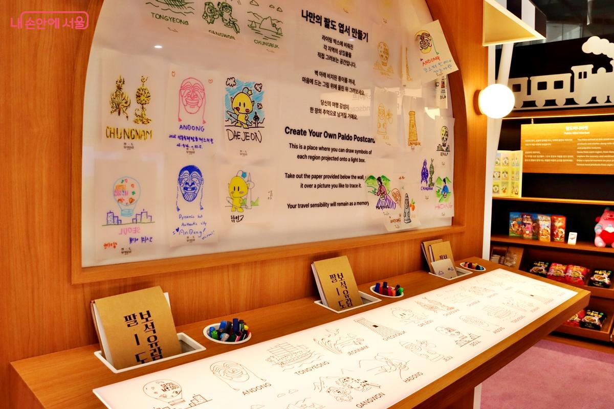 현장에서 누구나 참여할 수 있는 ‘나만의 엽서 만들기’를 체험했다. ©정향선