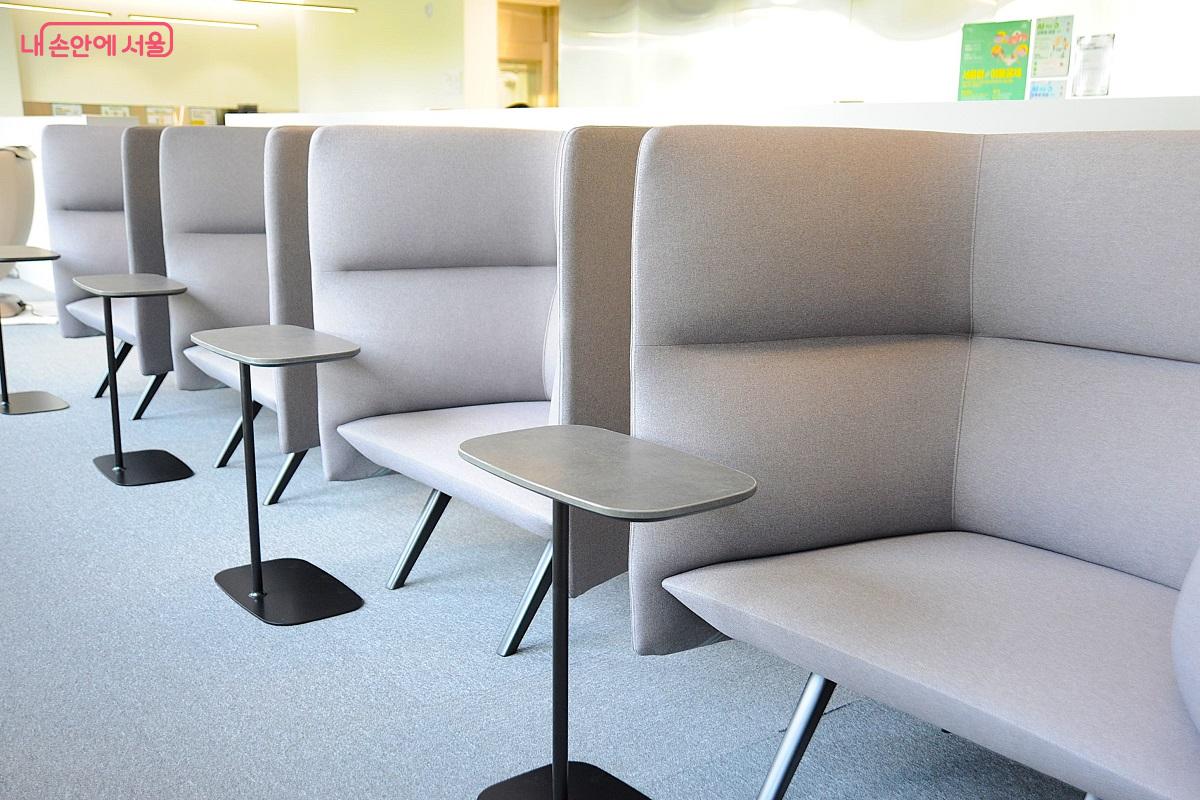 커뮤니티 라운지의 1인용 학습 및 휴식 공간 ©조수봉