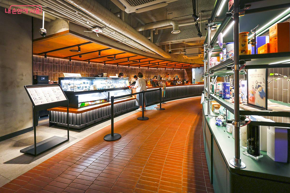 전통시장 내 과거와 현재가 공존하는 독창적인 공간 구성이 인상적이다. ©김주연