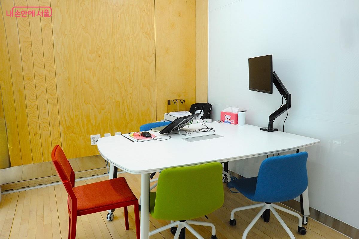 취업 상담 등 상담실을 겸한 ‘잡코디 룸1’ ©조수봉