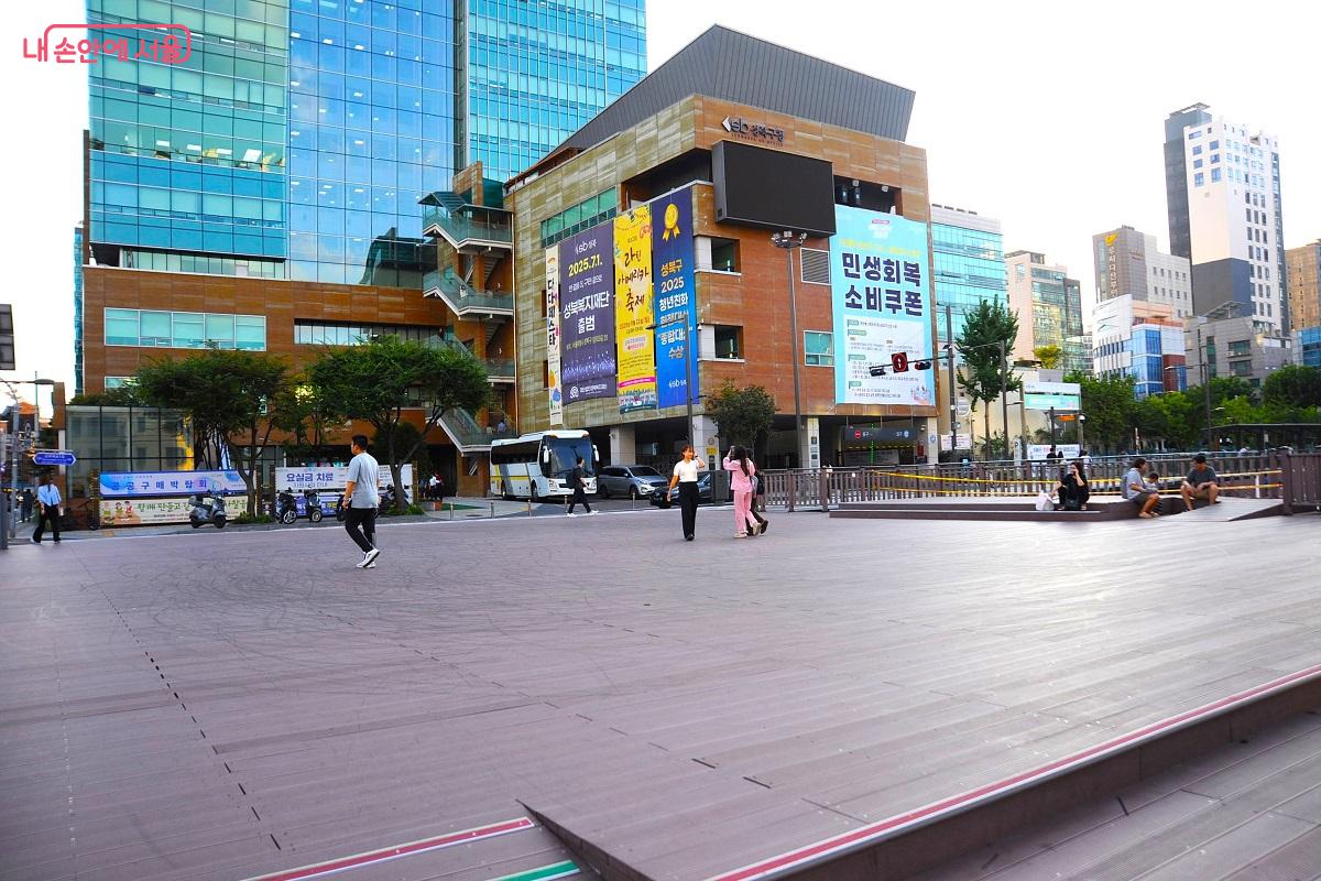 성북구청 앞의 넓은 &lsquo;바람마당&rsquo;은 주민들의 쉼터 및 각종 행사 장소로 활용된다. &copy;조수봉