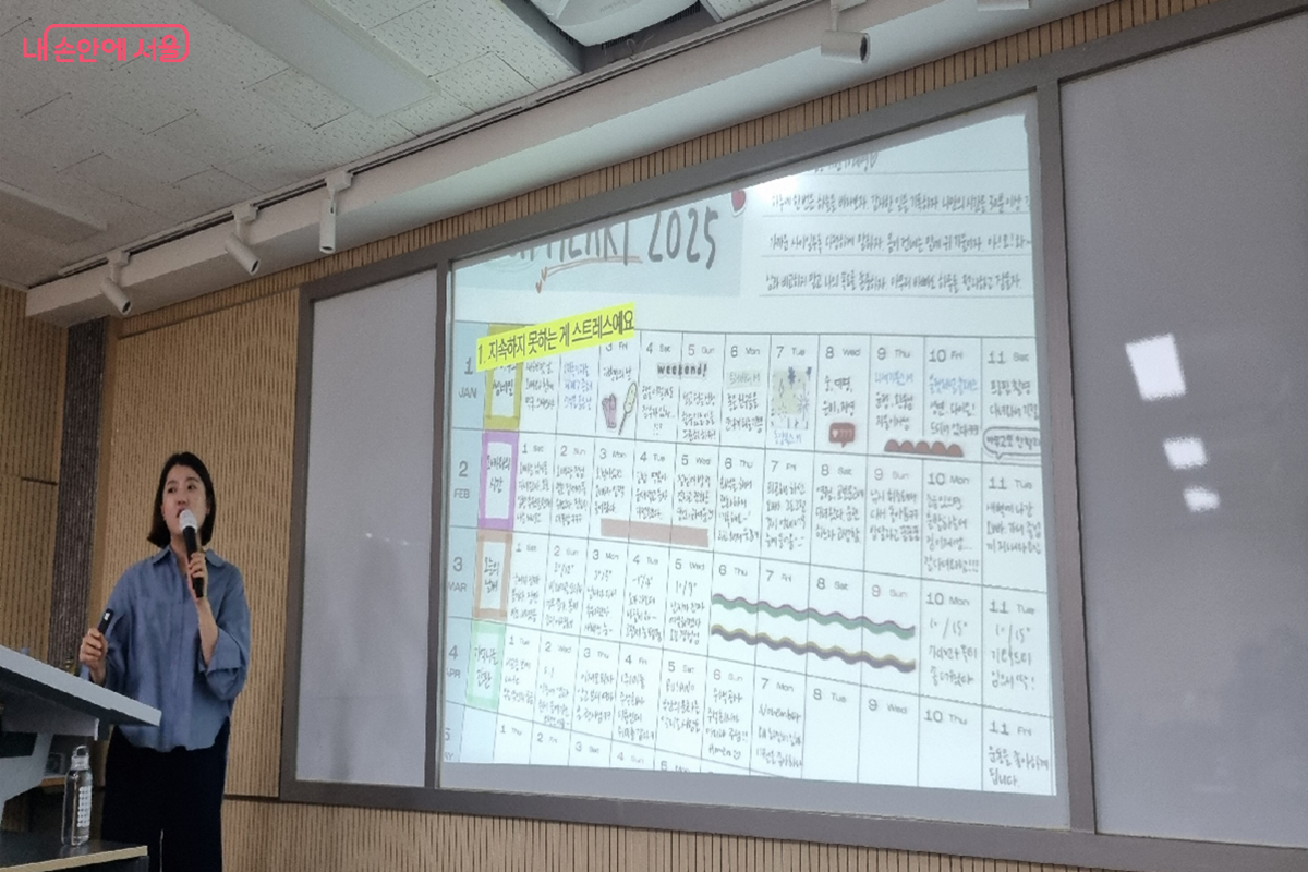 리니 작가는 자신의 연력을 직접 보여주며 기록의 의미를 강조했다. ©최문섭