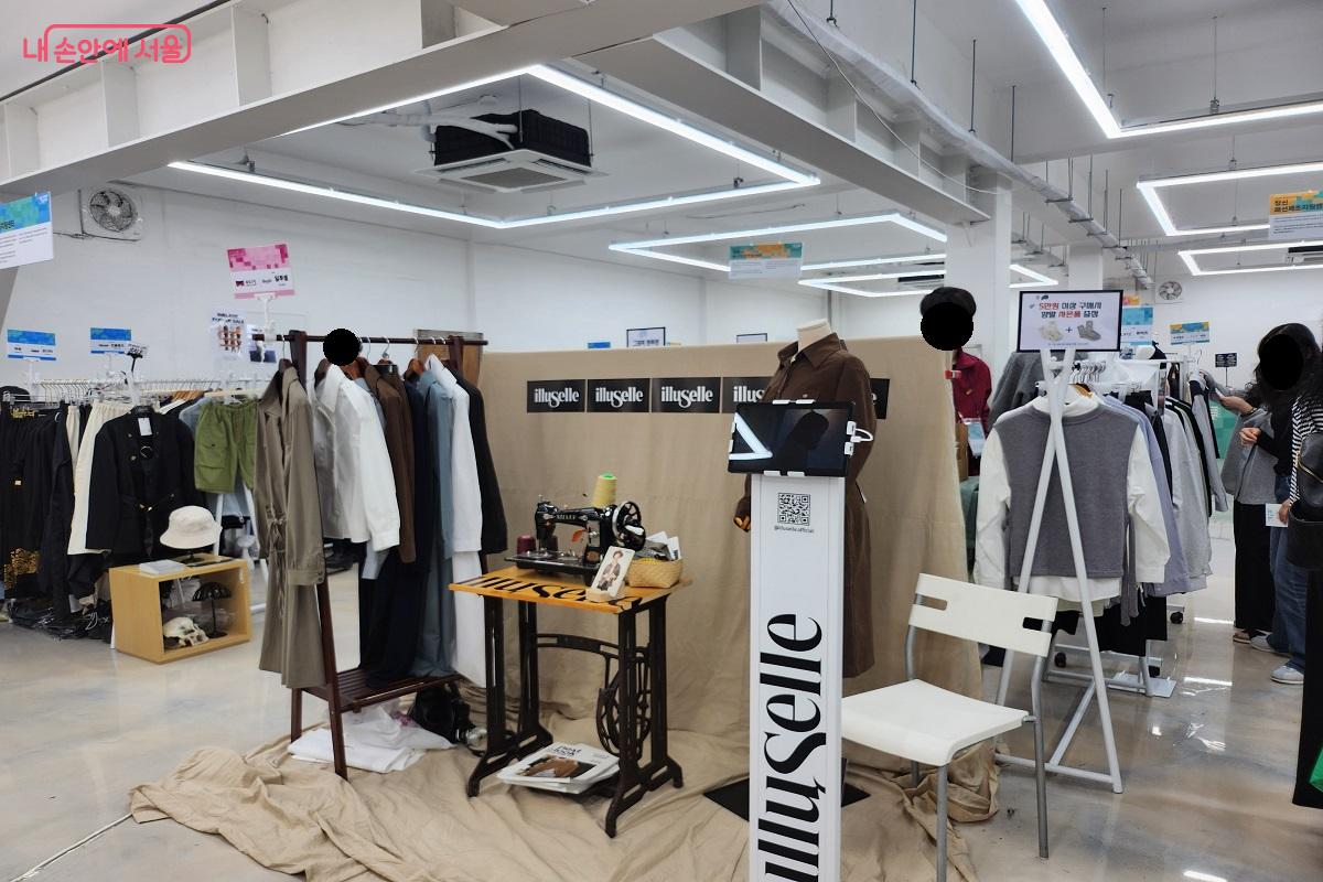 서울의 제품들이 깔끔하게 비치된 행사장 내부 ©이소현 