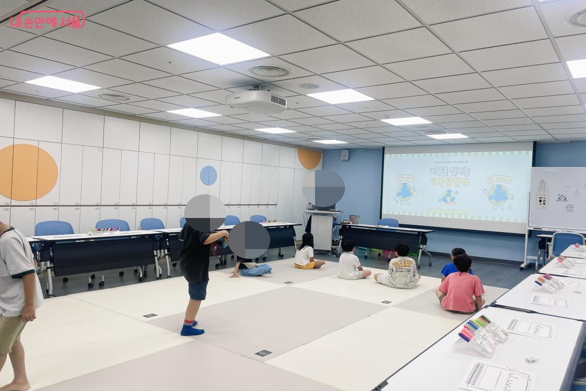 ‘한강, 서울_기억이 흐르다’ 전시와 연계해 환경을 보호하는 어린이 프로그램에 참여했다. ©노윤지