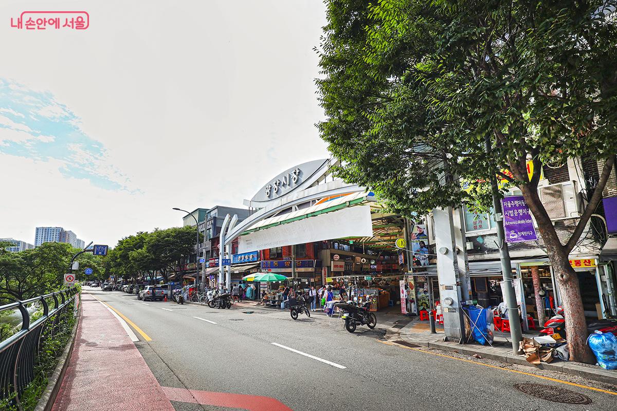 청계천과 연결된 광장시장 입구 전경 ©김주연