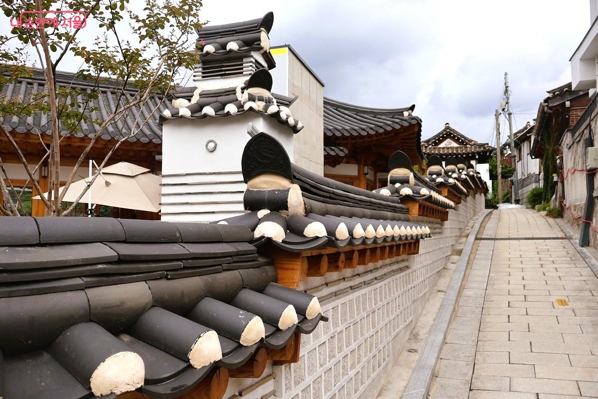 한옥 마을 골목, 기와 지붕의 회색과 백색, 곡선과 직선의 조화가 절묘하다. ©이봉덕