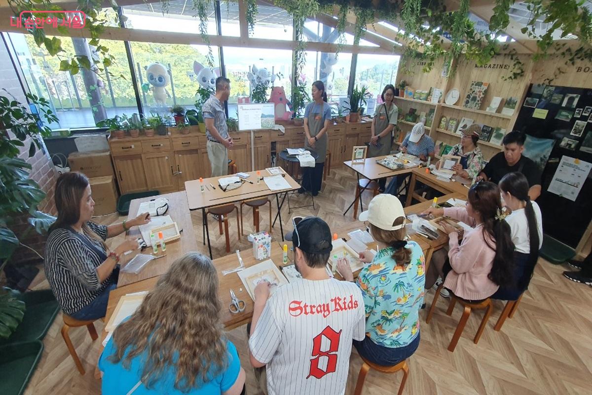 외국인 대상 가드닝 프로그램 ‘서울 블라썸’에 열심히 참여 중인 관광객들 ©엄윤주