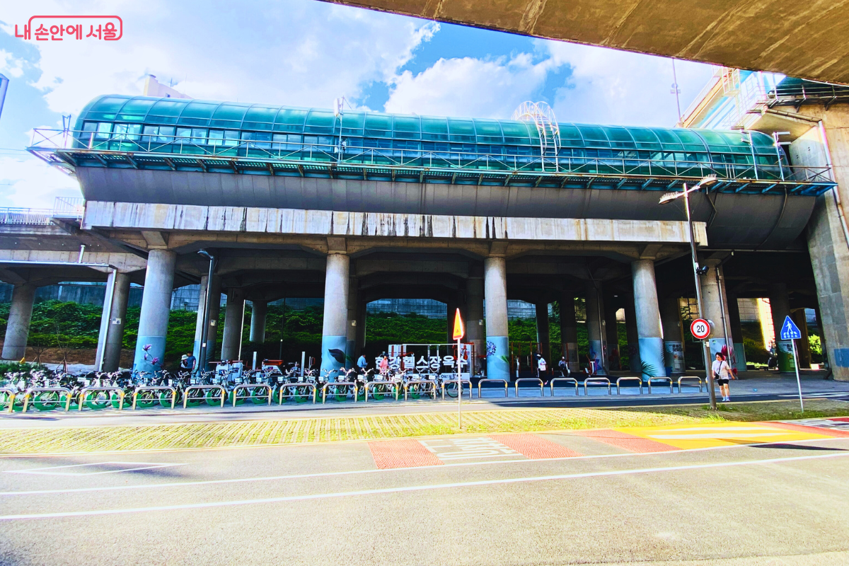 옥수역 고가 하부에 자리해 비가 오거나 햇볕이 강한 날에도 쾌적하게 운동할 수 있다. ©양정화