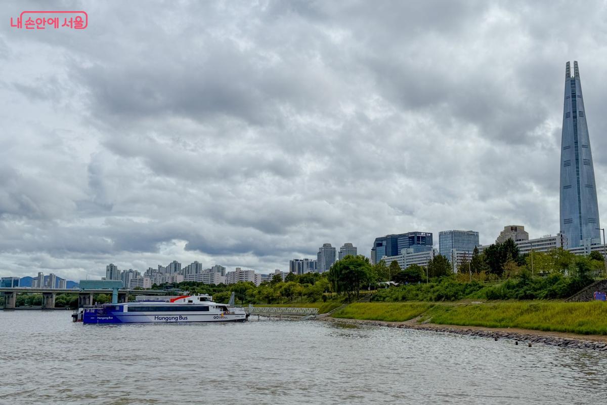 잠실 선착장에서 볼 수 있는 한강 버스