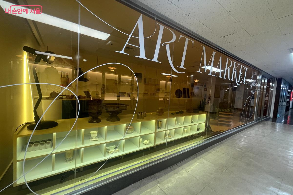 입주 작가들의 작업장과 전시실, 아트마켓 등으로 채워진 신당 창작 아케이드