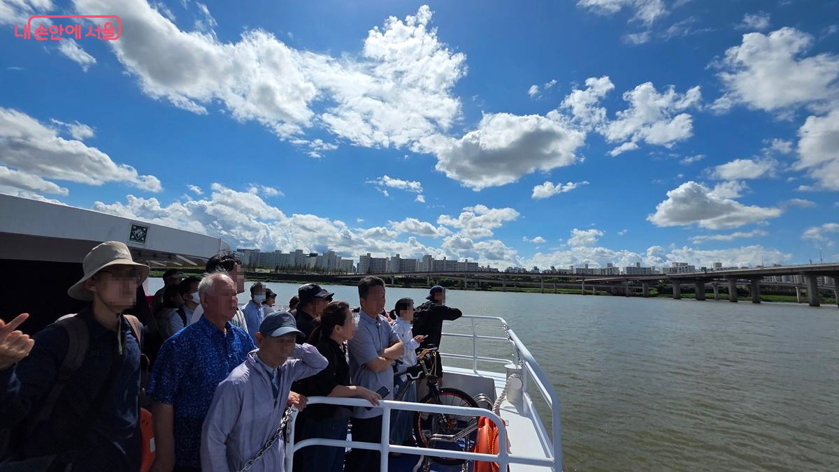 한강버스 선수에 나와 서울구경을 하는 승객들. 설렘이 가득한 표정이다. ⓒ최용수