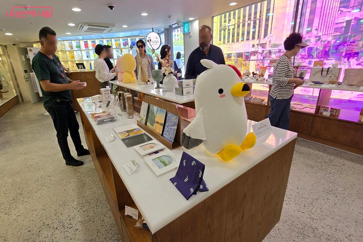 시민들이 각 지역의 제품들을 살펴보고 있다. ©김윤경