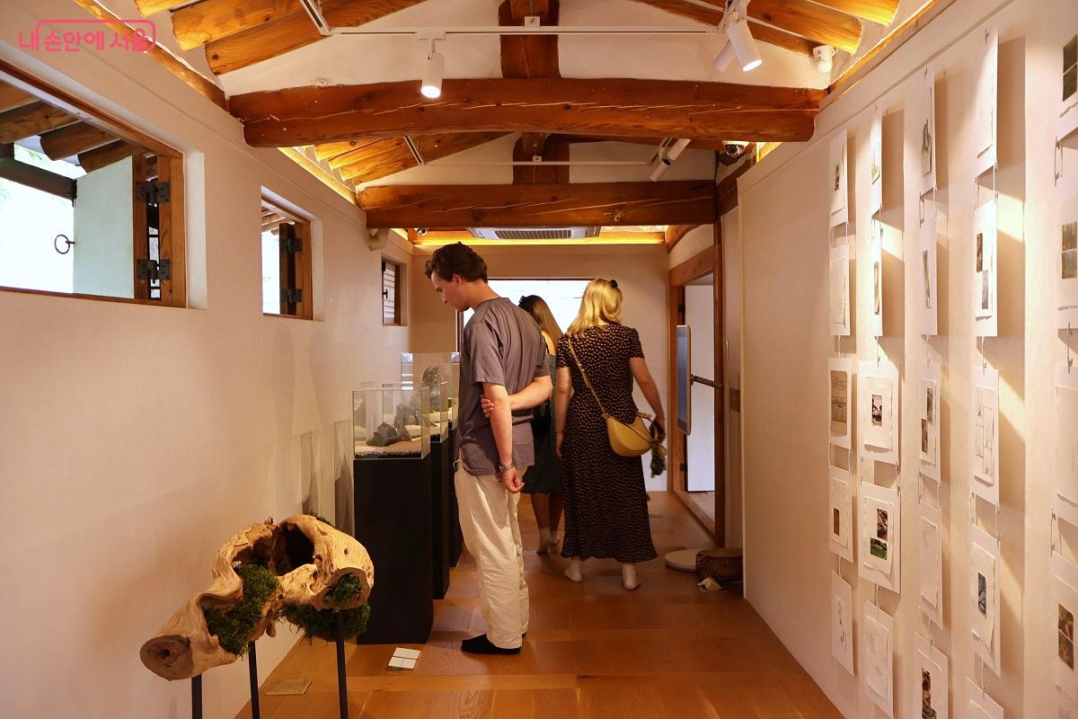 서울한옥위크가 열리고 있는 배렴가옥에 외국인의 발걸음이 이어졌다. ©이봉덕