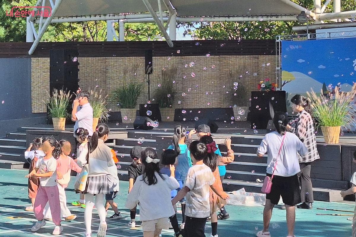 '마술&비눗방울' 의 하이라이트는 어린이 참가자들이 모두 나와 같이 비눗방울을 만들고 즐기는 '모두 함께 즐겨요' 시간이었다.