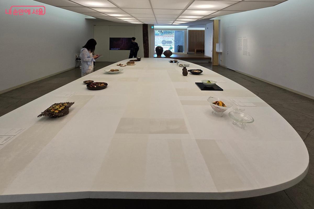 아름지기에서는 우리의 전통 장을 주제로, 음식과 장을 다루는 도구를 전시하고 있다. ©김은주