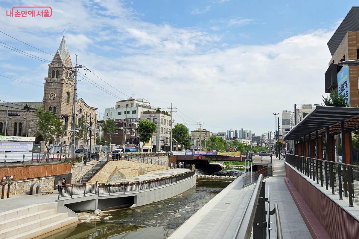 하늘다리부터 바람마당교 구간에 다목적 특화 공간인 수변스탠드가 설치됐다. ©김미선