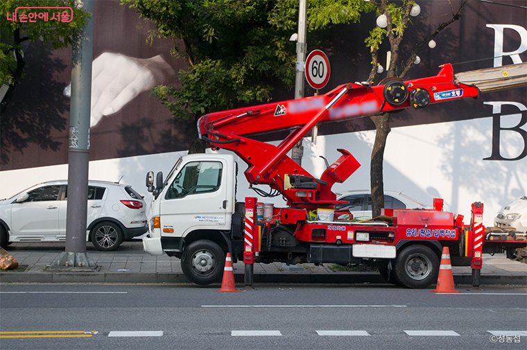 사다리차의 바닥 쪽에는 항상 수평을 유지한 상태로 높이를 맞춰주는 '아웃리거'가 좌우로 몇 개 나와있다.