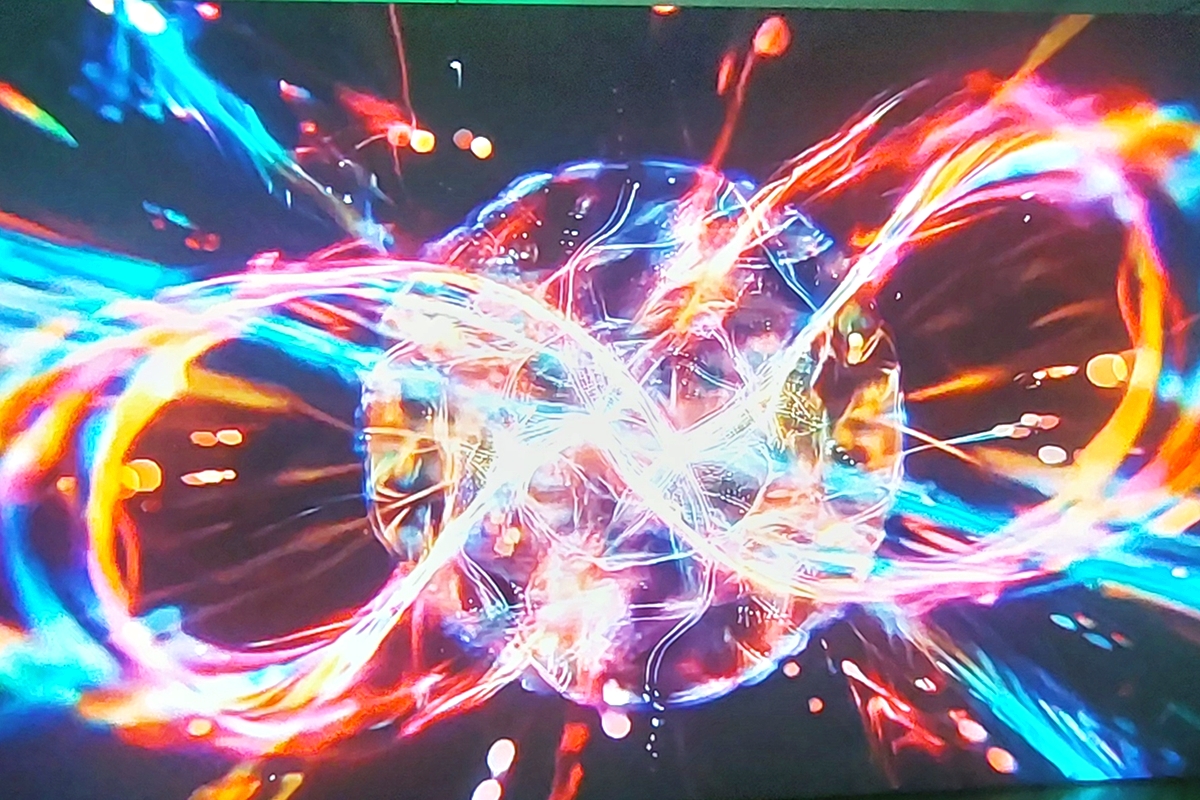 빛으로 입는 옷, 소리로 걷는 거리! 신당역 지하에서 만난 패션의 미래