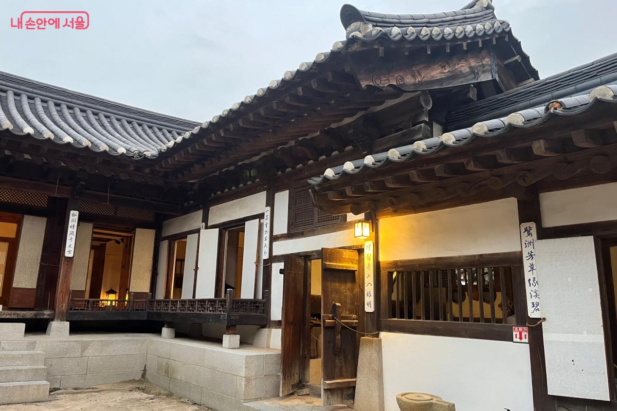 기둥머리에 익공을 치장한 최상류층 주책인 옥인동 윤씨 가옥 ©김연희