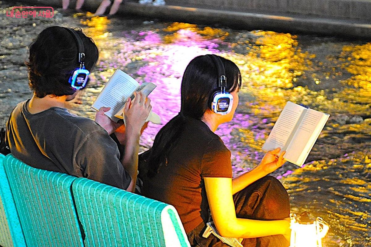 이어폰을 통해 음악을 듣는 &lsquo;온에어(ON-AIR) 책멍&rsquo;의 시간을 즐기는 시민들 &copy;조수봉