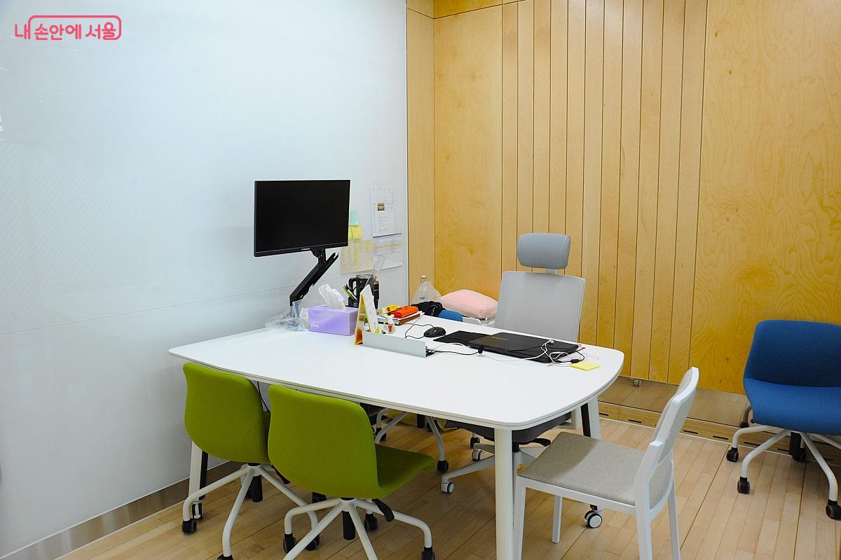 취업 상담 등 상담실을 겸한 ‘잡코디 룸2’ ©조수봉