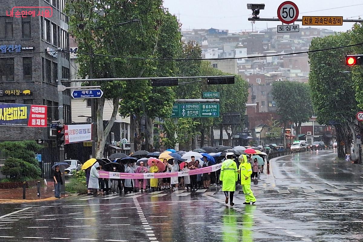 경찰·모범운전자·공무원·진행요원 등 3백여 명이 전 구간에 배치되어 행사의 안전한 진행을 도왔다.