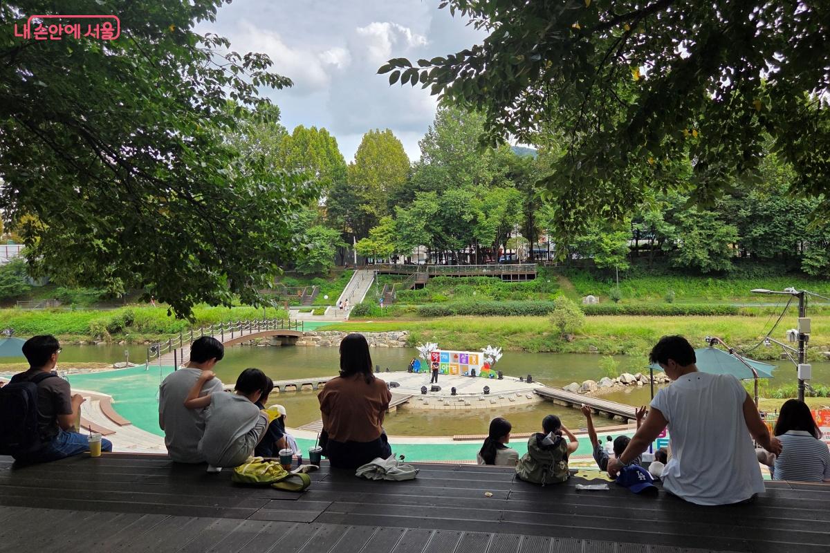 주민들은 나무 그늘에 앉아 공연을 즐길 수 있었다. &copy;김미선