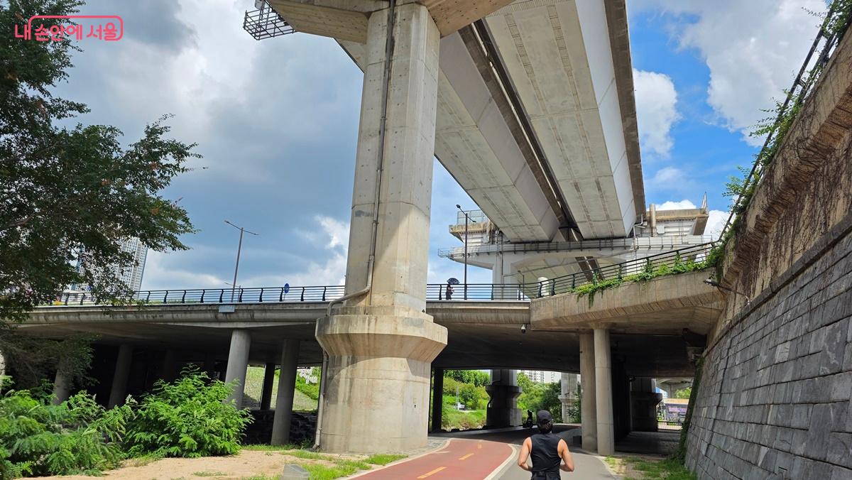 청계천 22개 다리 중 마지막 다리인 고산자교, 내부순환도로 아래 있다. ©최용수