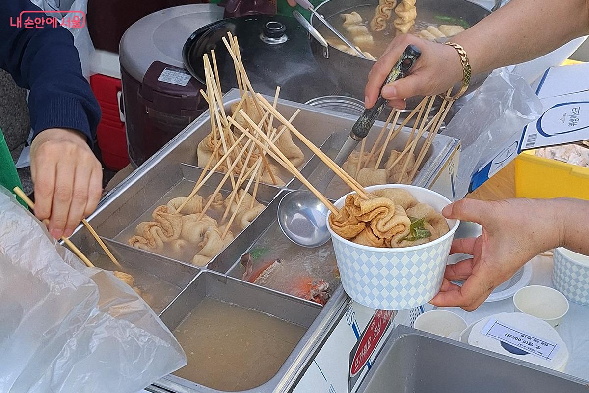 떡복이를 먹으면서 먹는 어묵과 국물맛은 빠질 수 없는 즐거움이다. 