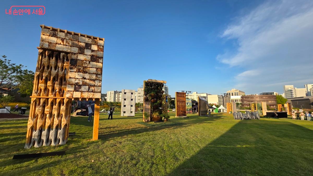 서울도시건축비엔날레 주제전의 하나인 '일상의 벽'에서는 총 24개의 벽 구조물이 전시되어 있다. ⓒ최용수