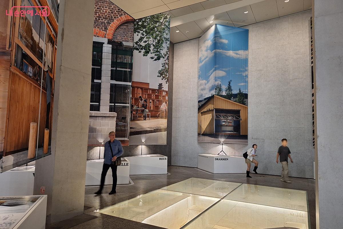  '서울도시건축전시관'을 찾아 비엔날레를 즐기고 있는 외국인 광관객들의 모습도 많이 보였다.