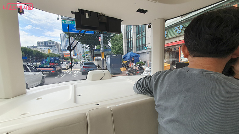 이번에 운행하는 자율주행셔틀 '청계A01'의 운전석 없는 내부 모습 ©엄윤주