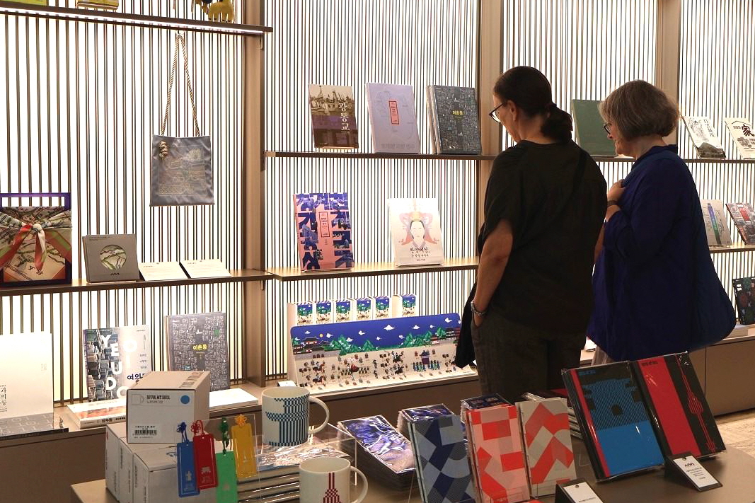 '요즘 대세' 굿즈 투어 떠나볼까…서울역사박물관 뮤지엄숍 오픈