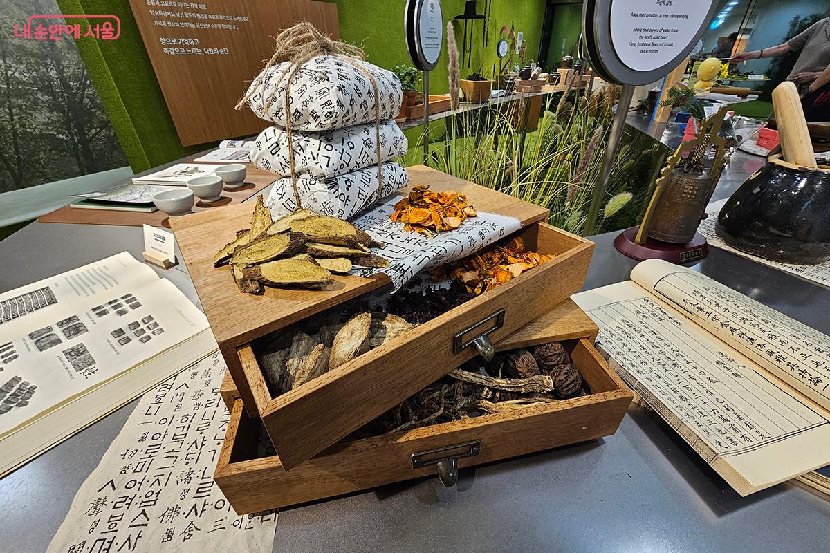 충북의 산채와 약초, 전통 음료 재료 등이 진열되어 있어 실제 지역의 향과 이야기를 간접 체험할 수 있는 전시다. ©이혜숙