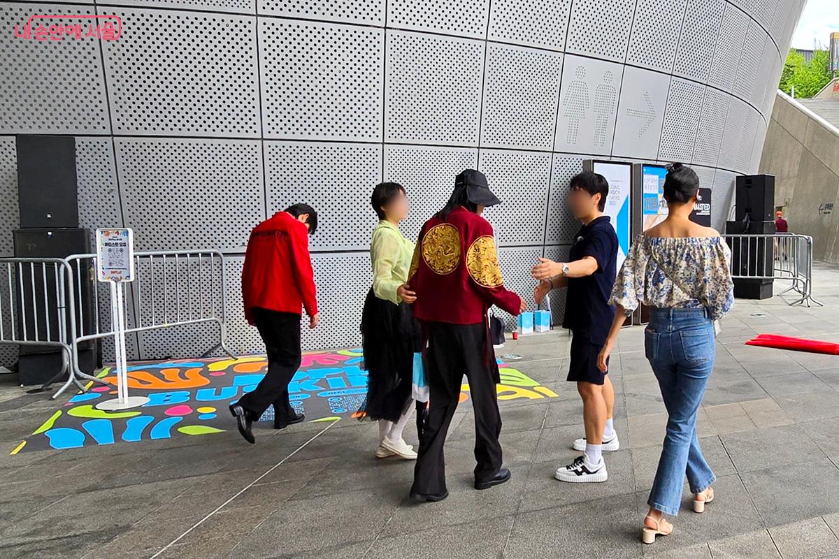 다양한 모습, 눈에 띄는 옷들을 입고 있다.ⓒ김윤경