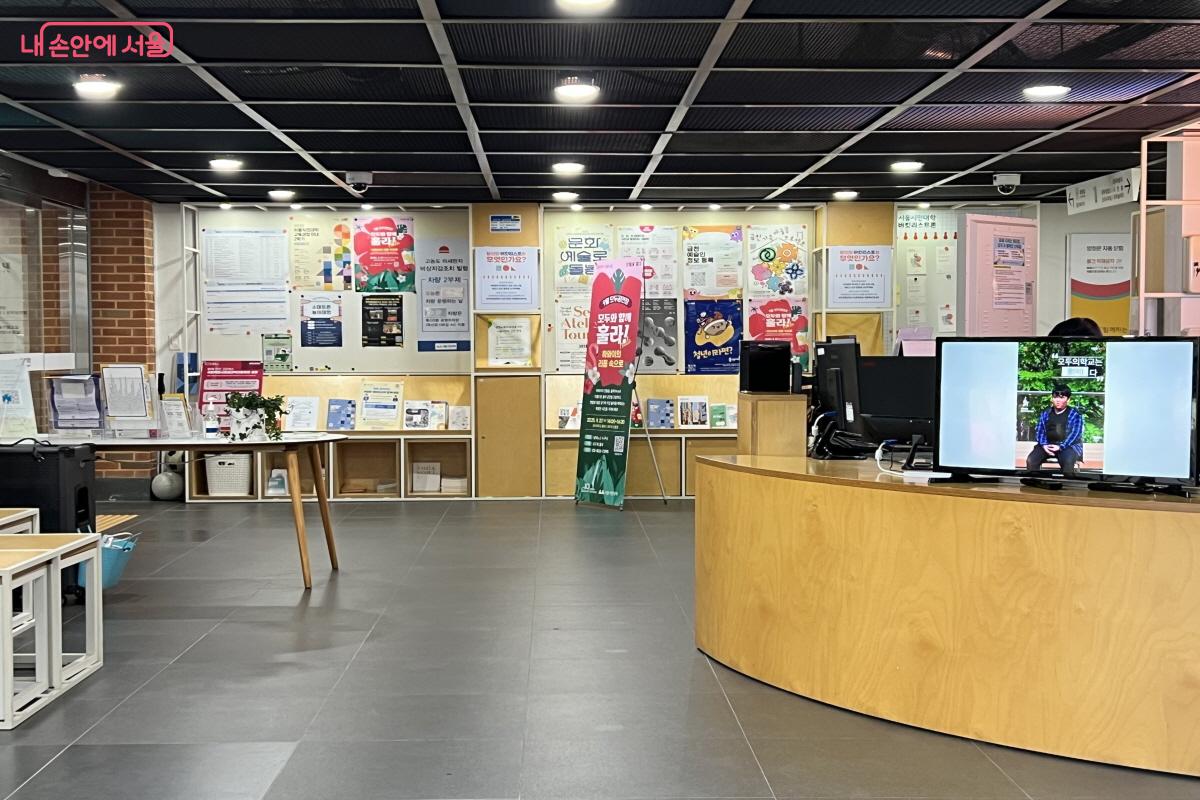 1층엔 각종 정보 자료와 시민 휴게실인 라운지와 놀이터가 있다. ©박지영