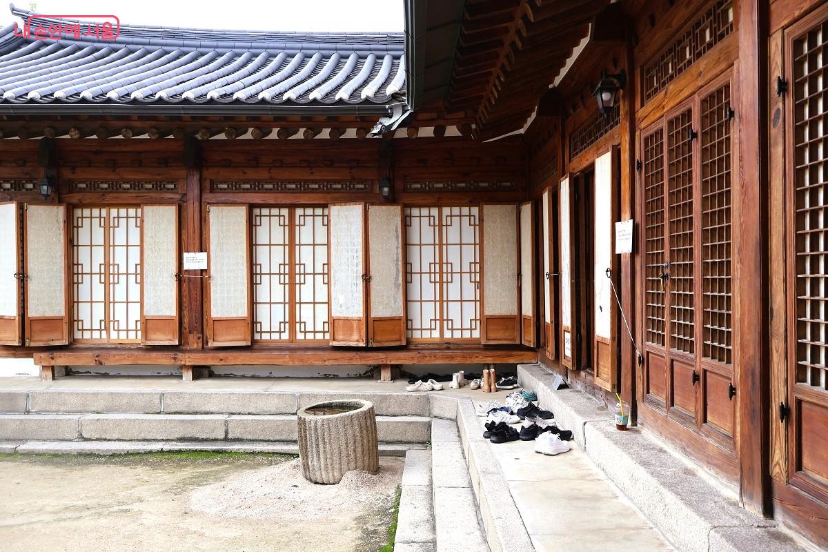 ‘한옥건축교실’ 프로그램에 참석하기 위해 사전 예약한 시민들이 속속 도착했다. ©이봉덕