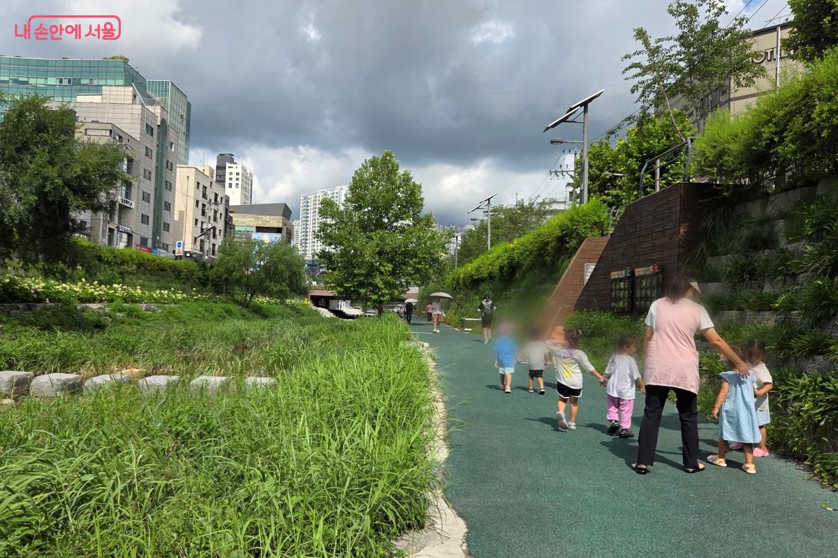 자연이 살아 숨 쉬는 천변을 따라 누구나 산책하기에 좋은 환경이다. ©김미선