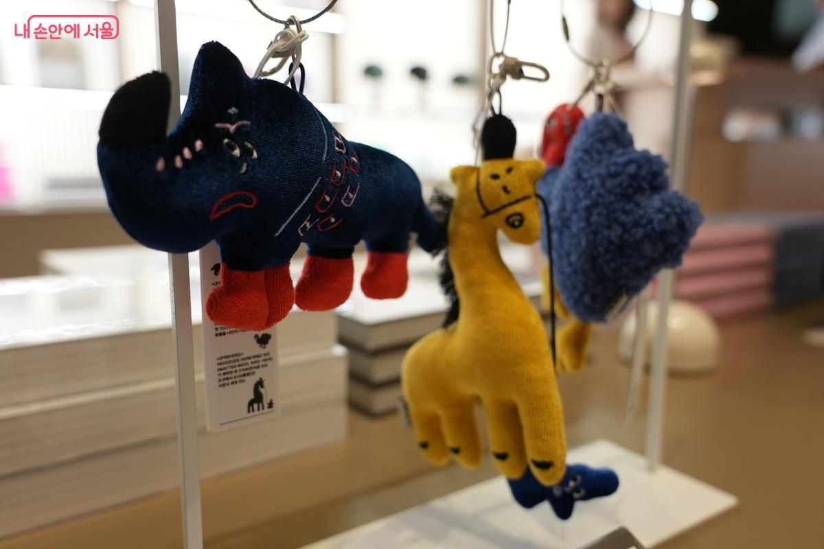 &lsquo;곤여전도&rsquo; 속 동물을 형상화한 '동물 키링' &copy;우현희