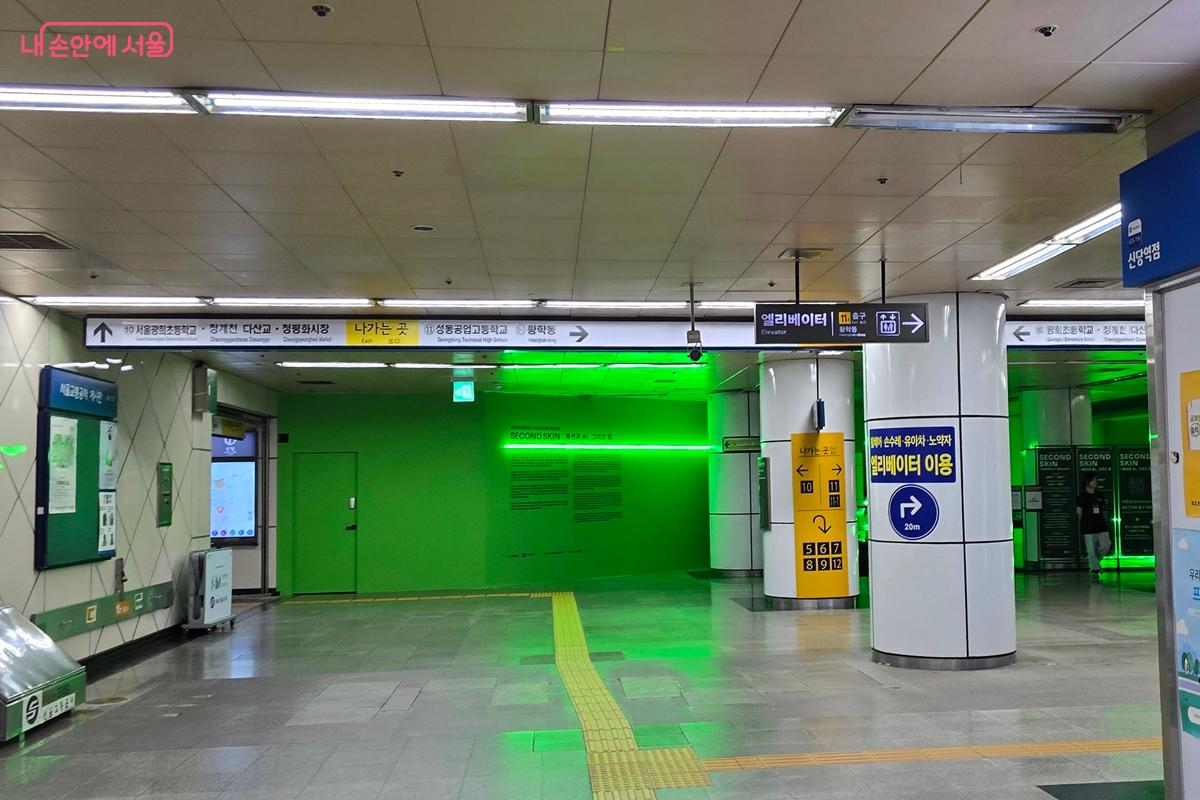 개찰구에서도 쉽게 찾을 수 있다.ⓒ김윤경