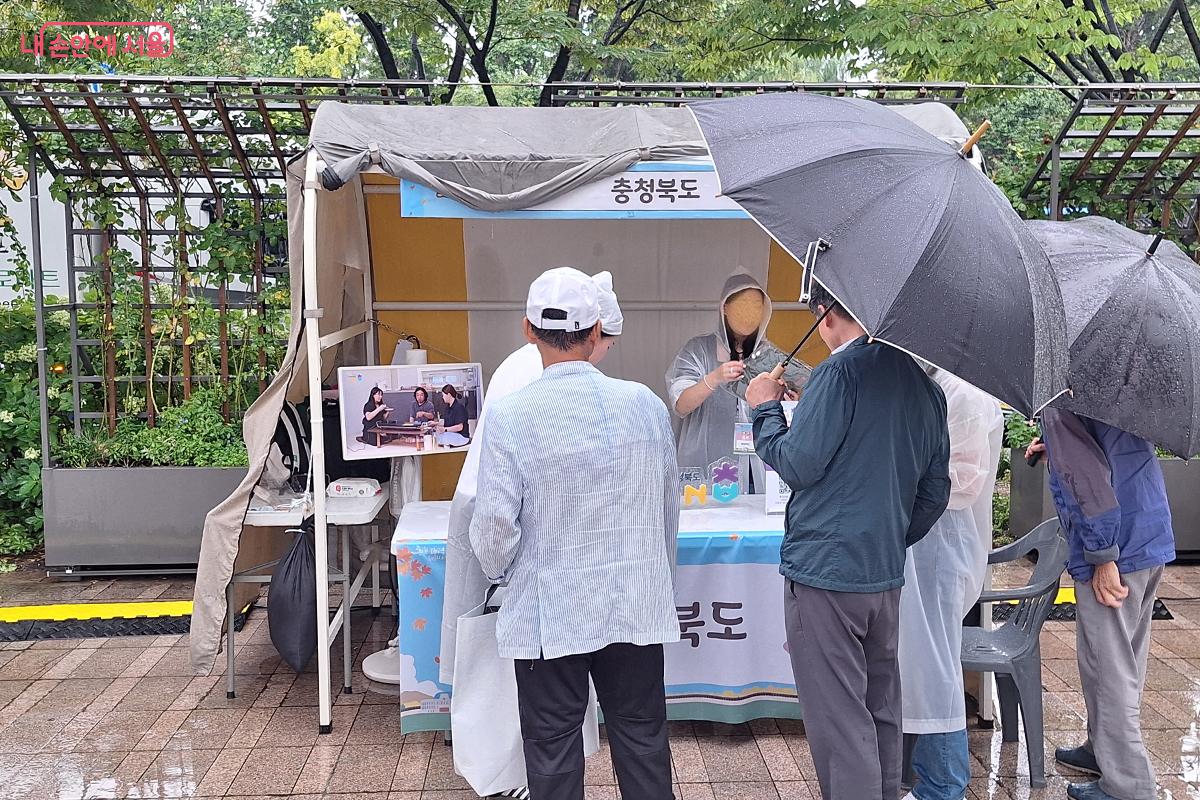 충청북도 푸드존은 자체적으로 경품 이벤트를 진행해 구매자들의 큰 호응을 얻었다. ©백승훈
